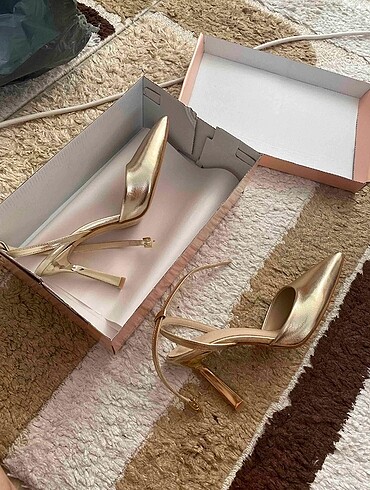 38 Beden Altın Parlak Stiletto