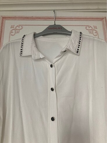 Yakası Boncuklu Beyaz Kadın Gömlek-S - Görsel 3