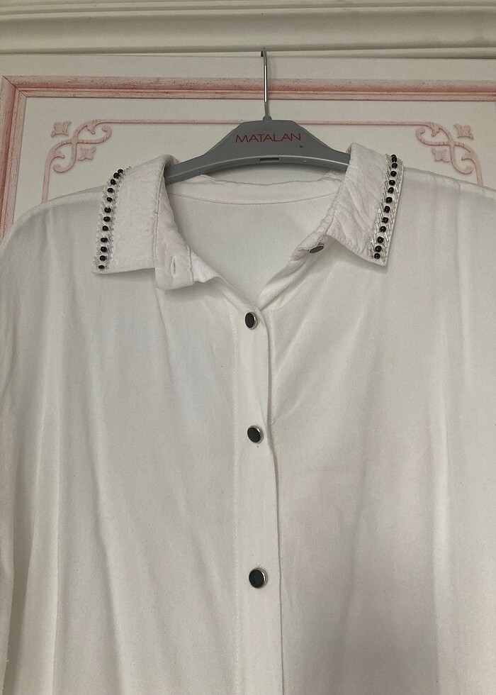Yakası Boncuklu Beyaz Kadın Gömlek-S - Görsel 3