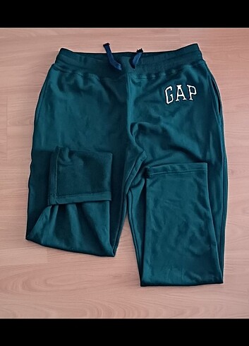GAP nakışlı erkek alt eşofman 