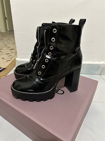 38 Beden Zara rugan görünümlü açma deri platform bot