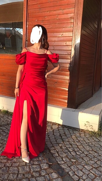Kırmızı yırtmaçlı gece elbisesi abiye