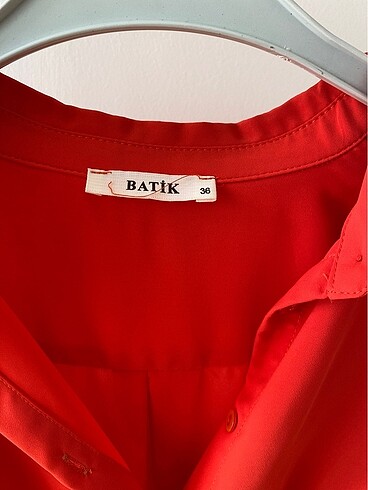 36 Beden kırmızı Renk Batik marka arkası uzun gömlek