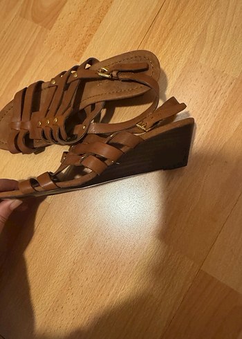 Kahverengi Deri Tokalı Dolgu Topuklu Sandalet - Görsel 3