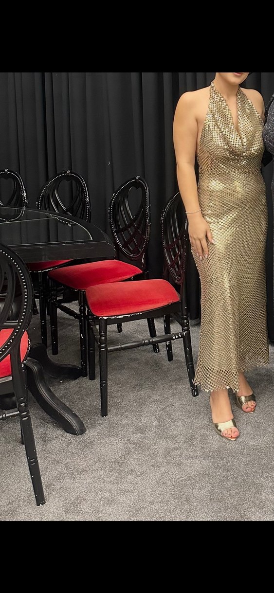 Parlak Altın Yılan Desenli Uzun Drapeli Elbise - Görsel 4