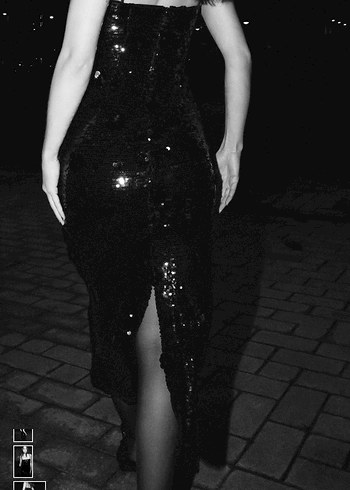 Siyah Pul Detaylı Uzun Straplez Elbise - Görsel 2