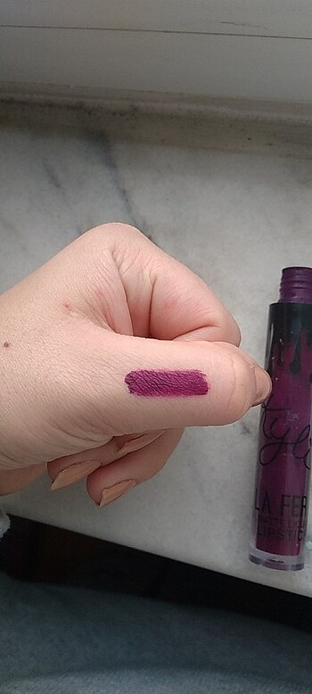 Kylie Cosmetics Mat patlıcan moru