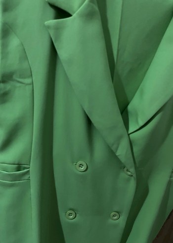 Düğmeli Yeşil Uzun Kesim Kolsuz Blazer ve Pantolonu - Görsel 2