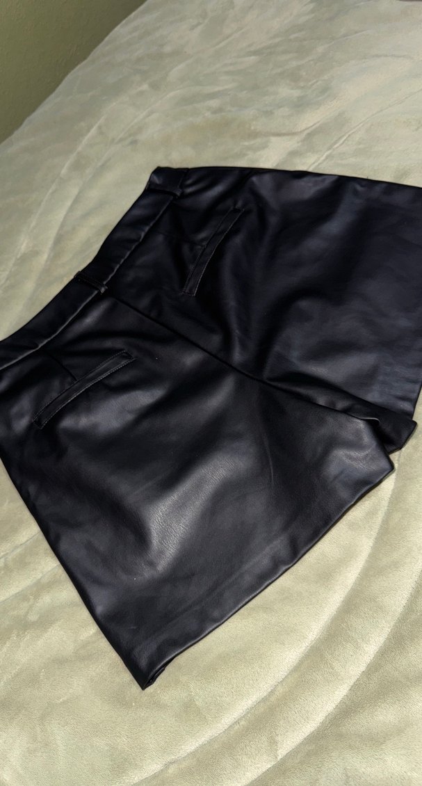Kadın Siyah Deri Şort - Görsel 3