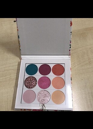 Essence bloom baby bloom far palet