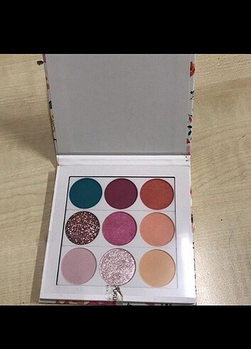 Essence far paleti bloom baby