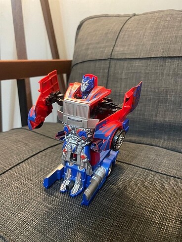 Transformers optimus arabaya dönüşen robot
