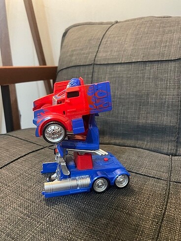  Transformers optimus arabaya dönüşen robot