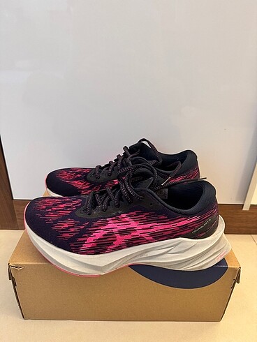 39,5 Beden Asics Novablast 3