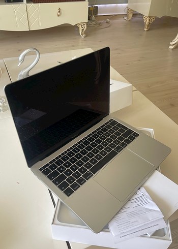 Beyaz MacBook Pro Dizüstü Bilgisayar - Görsel 5