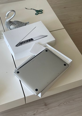 Beyaz MacBook Pro Dizüstü Bilgisayar - Görsel 9