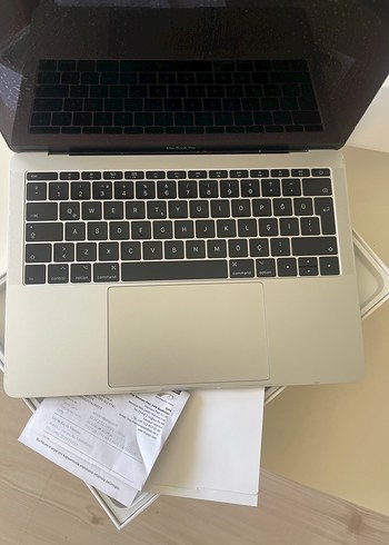 Beyaz MacBook Pro Dizüstü Bilgisayar - Görsel 6