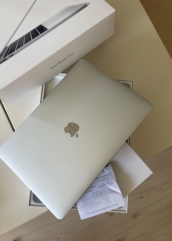 Beyaz MacBook Pro Dizüstü Bilgisayar - Görsel 4