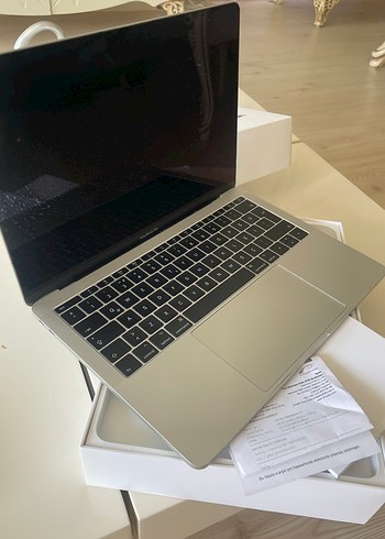 Beyaz MacBook Pro Dizüstü Bilgisayar - Görsel 7