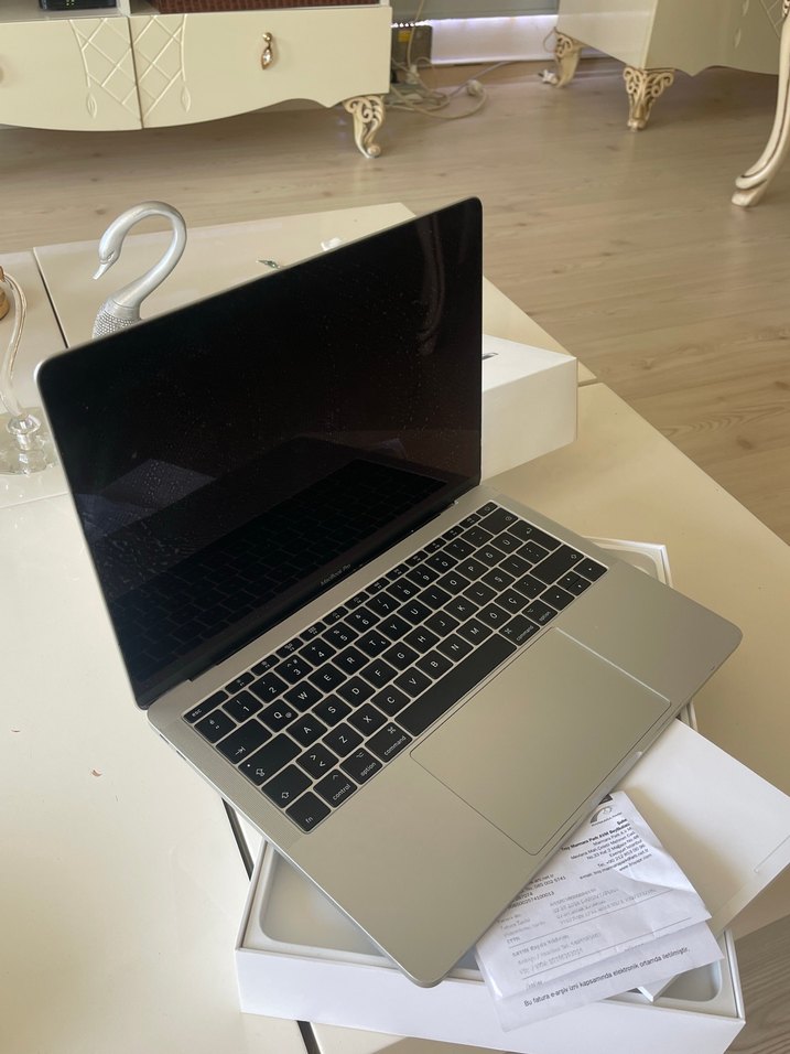 Beyaz MacBook Pro Dizüstü Bilgisayar - Görsel 5