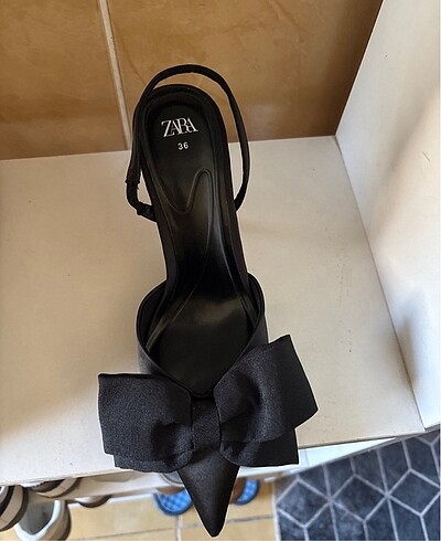 Zara ZARA FİYONK DETAYLI TOPUKLU AYAKKABI
