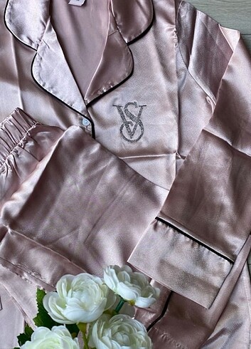Victoria s Secret Uzun kolu saten pijama takımı