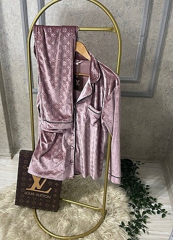 Louis Vuitton kadife pijama takımı 