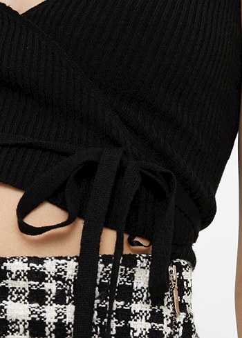 LC Waikiki Siyah Kemerli İnce Askılı Crop Top