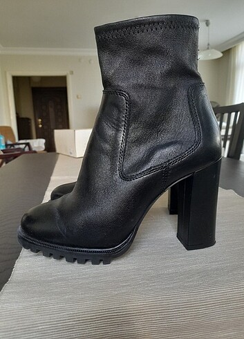 Zara hakiki deri.