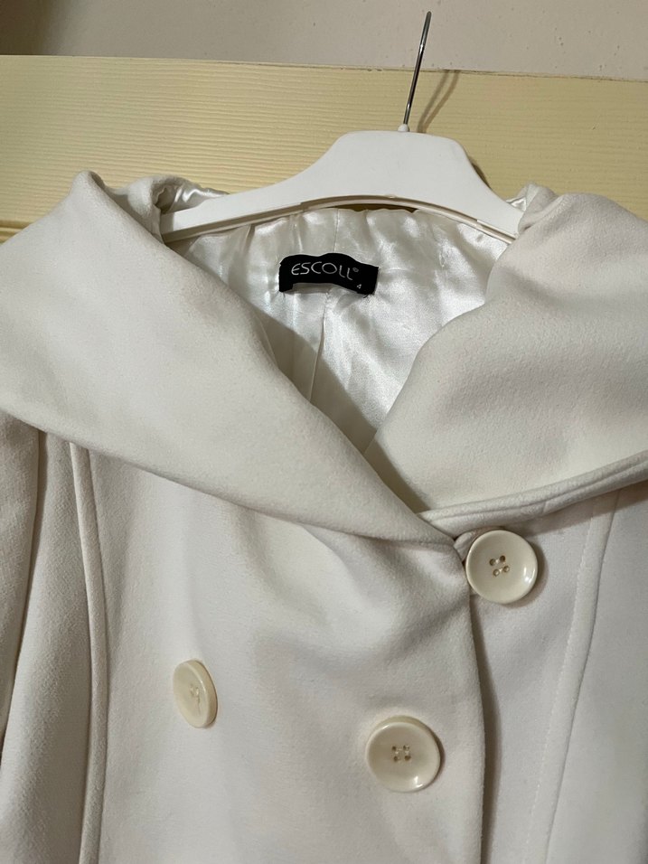 Düğmeli Beyaz  Kaban - Görsel 2