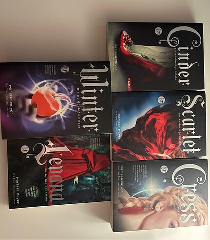 Beden Cinder Scarlet Cress Winter Levana Ay günlükleri serisi