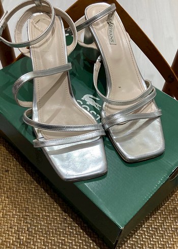 Gri Metal Tokalı Blok Topuklu Kadın Abiye Ayakkabı - Görsel 2