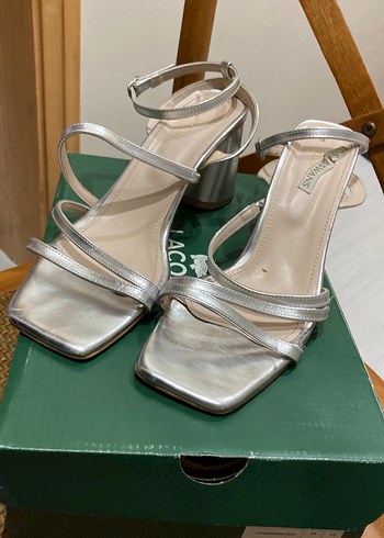 Gri Metal Tokalı Blok Topuklu Kadın Abiye Ayakkabı - Görsel 3