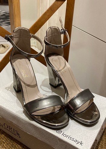 Gri Metalik Tokalı Blok Topuklu Kadın Ayakkabı - Görsel 2