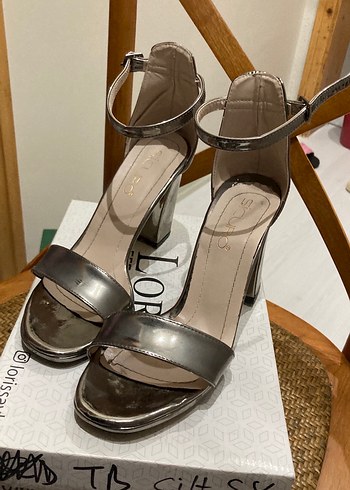 Gri Metalik Tokalı Blok Topuklu Kadın Ayakkabı - Görsel 4