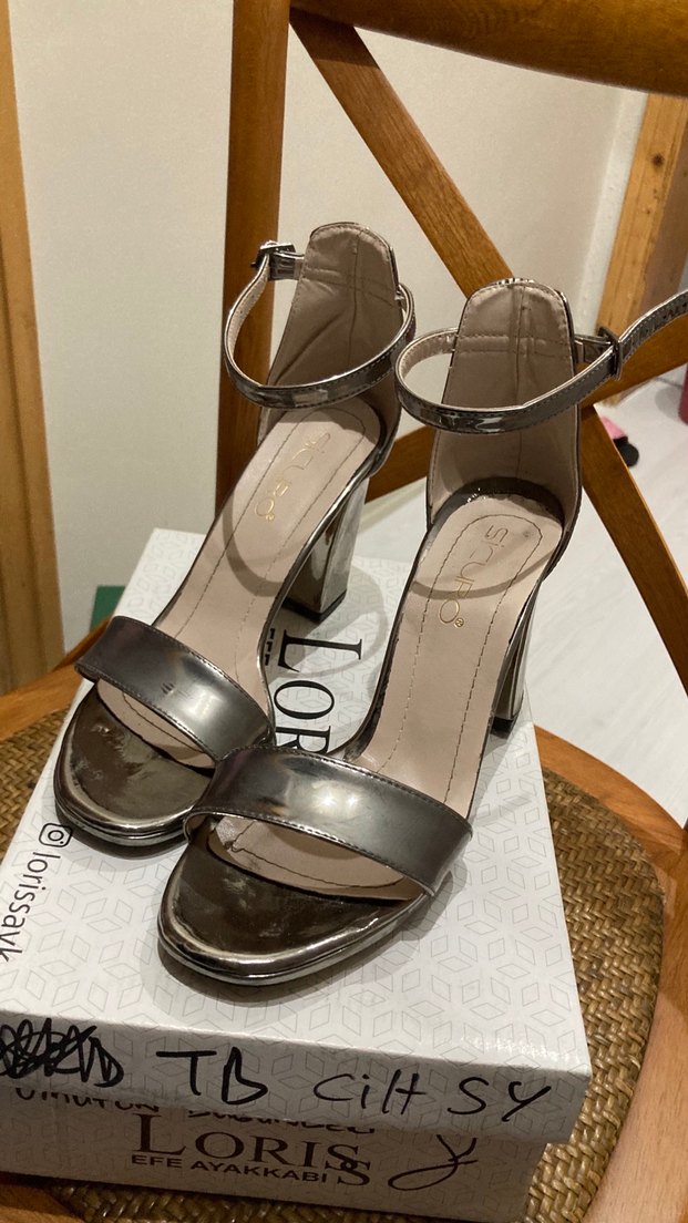 Gri Metalik Tokalı Blok Topuklu Kadın Ayakkabı - Görsel 3