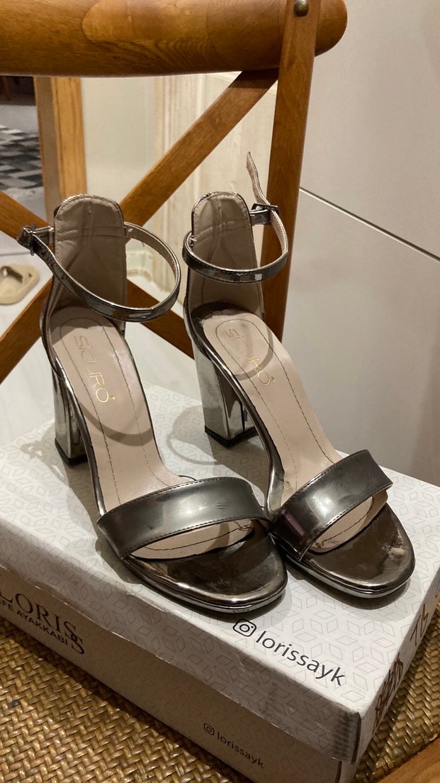 Gri Metalik Tokalı Blok Topuklu Kadın Ayakkabı - Görsel 2