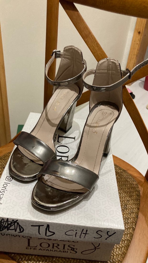 Gri Metalik Tokalı Blok Topuklu Kadın Ayakkabı - Görsel 4