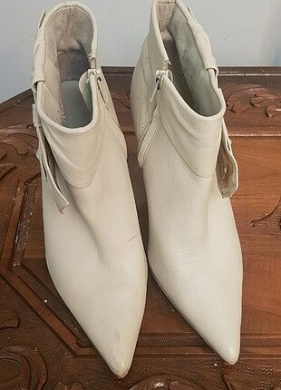 ince topuk yarım bot 8 cm yüksekliğinde.