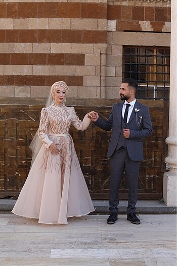 1 defa nişanda giyildi