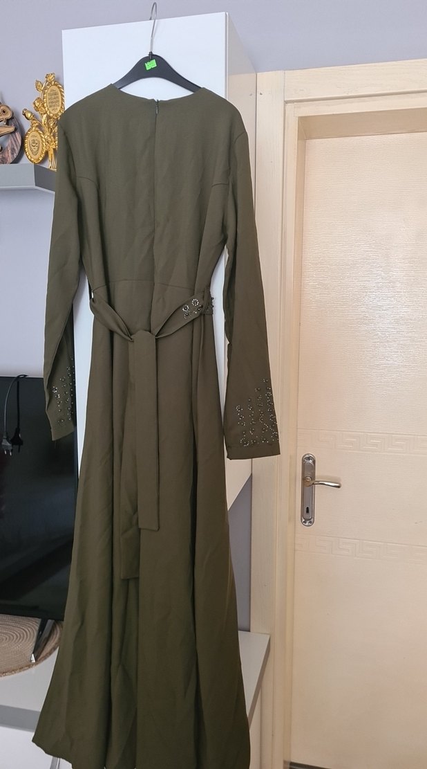 Nakışlı Kemerli Uzun Haki Elbise - Görsel 3