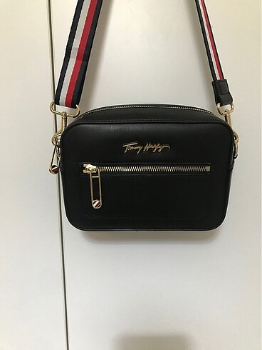 Tommy Hilfiger TOMMY HILFIGER SİYAH FERMUARLI ÇAPRAZ ÇANTA