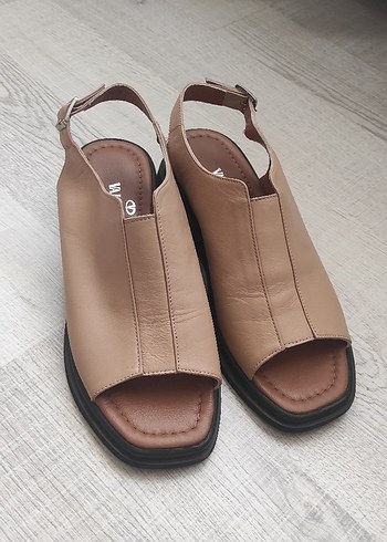 VALENTİNO Bej Deri Dolgu Topuklu Kadın Sandalet