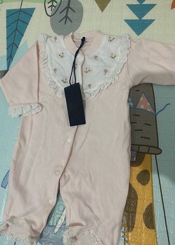 Dantel Detaylı Pembe Nakışlı şapkalı Bebek Tulum