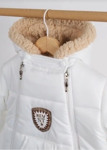 Bebek Beyaz Kapüşonlu Tulum - Görsel 2