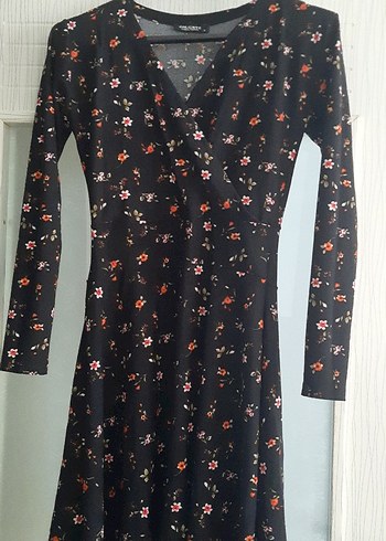 V Yaka Siyah Çiçekli Uzun Kollu Midi Elbise - Görsel 2