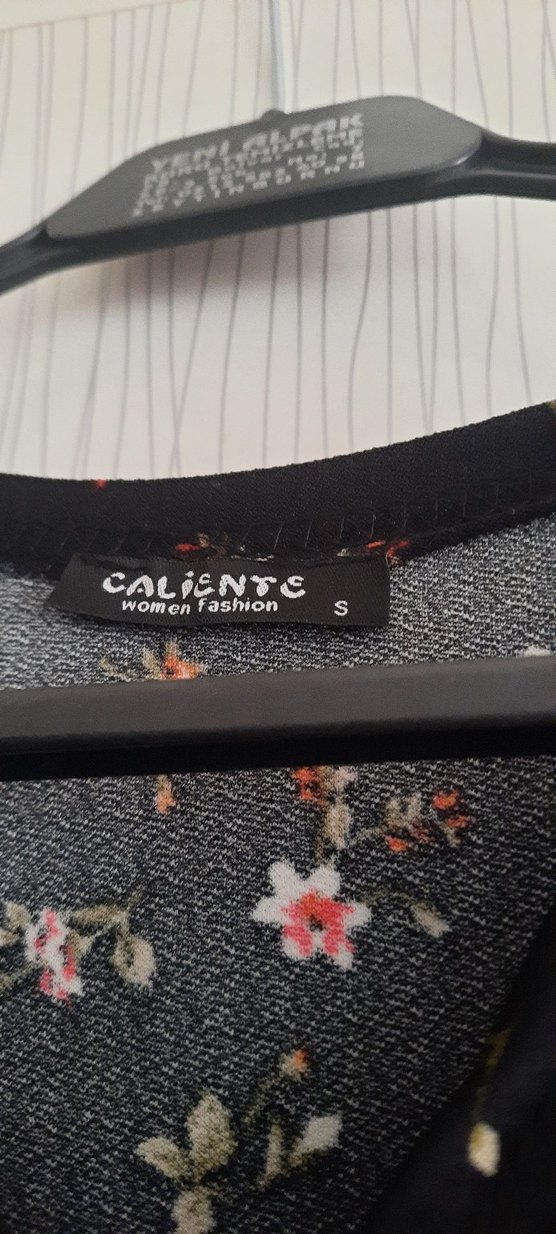 V Yaka Siyah Çiçekli Uzun Kollu Midi Elbise - Görsel 3