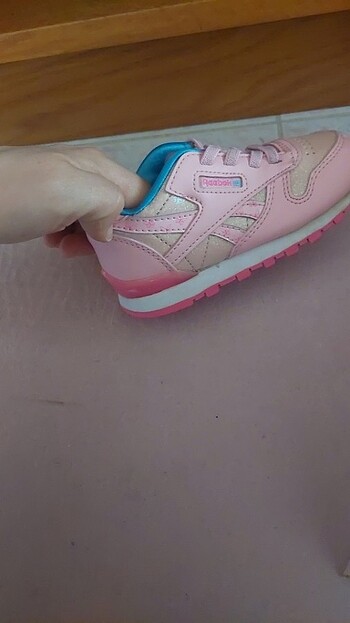 Reebok 2 3 kere anca giydi küçük geldi