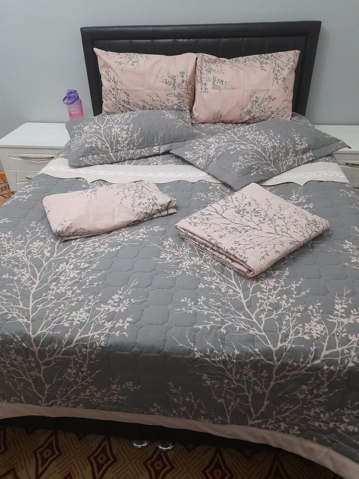 Kahverengi Çiçek Desenli Yatak Örtüsü - Görsel 3