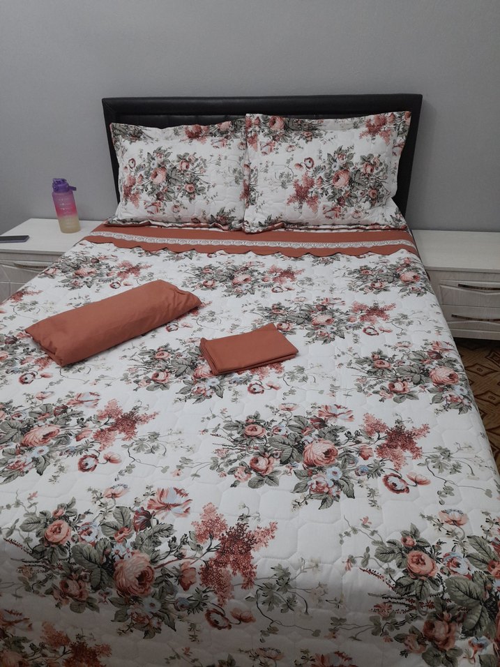 Kahverengi Çiçek Desenli Yatak Örtüsü - Görsel 2